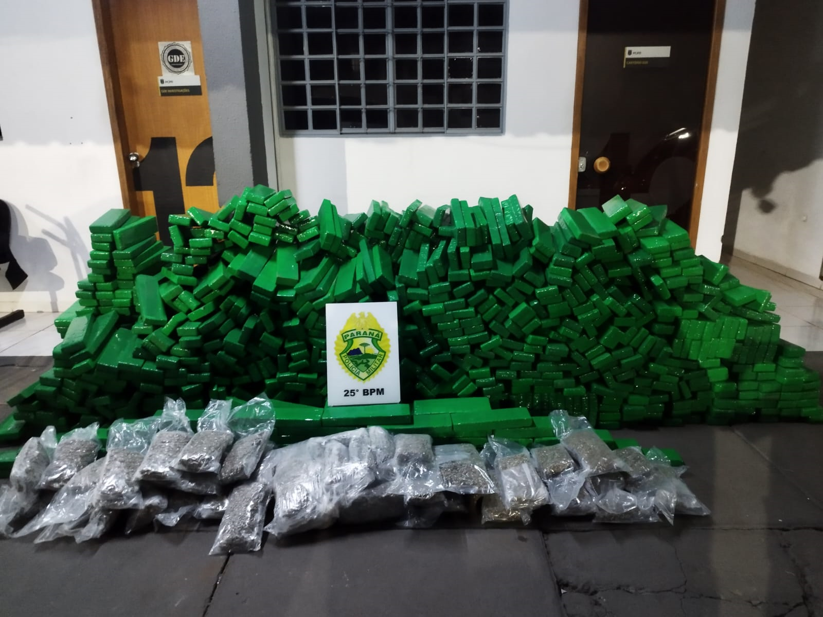 Polícia Militar apreende mais de uma tonelada de maconha na PR-082, em Douradina 