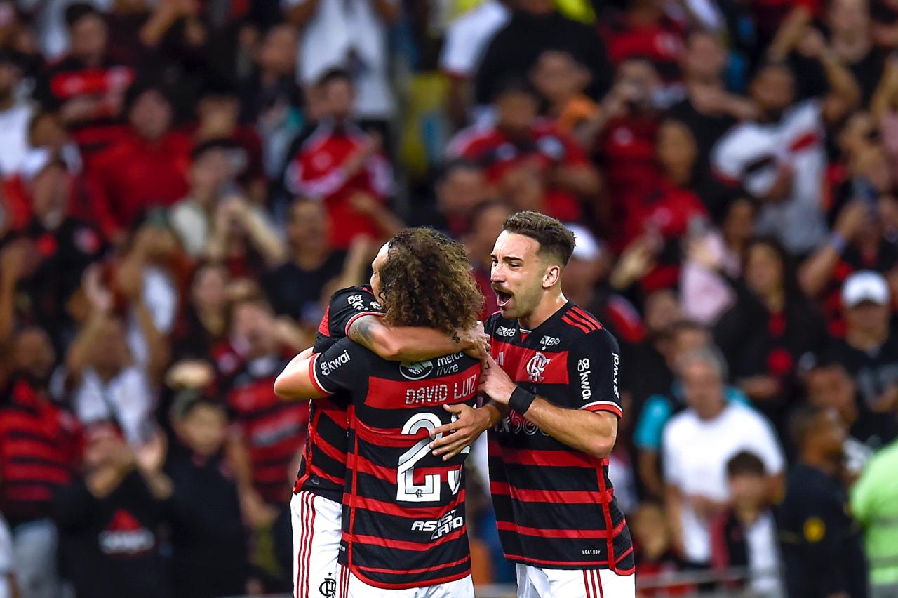 Jornal Ilustrado - Flamengo derrota Cruzeiro para se isolar na ponta do Brasileiro