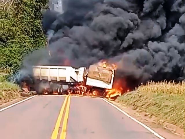 Caminhões batem de frente e pegam fogo entre Mariluz e Goioerê. Motorista está desaparecido