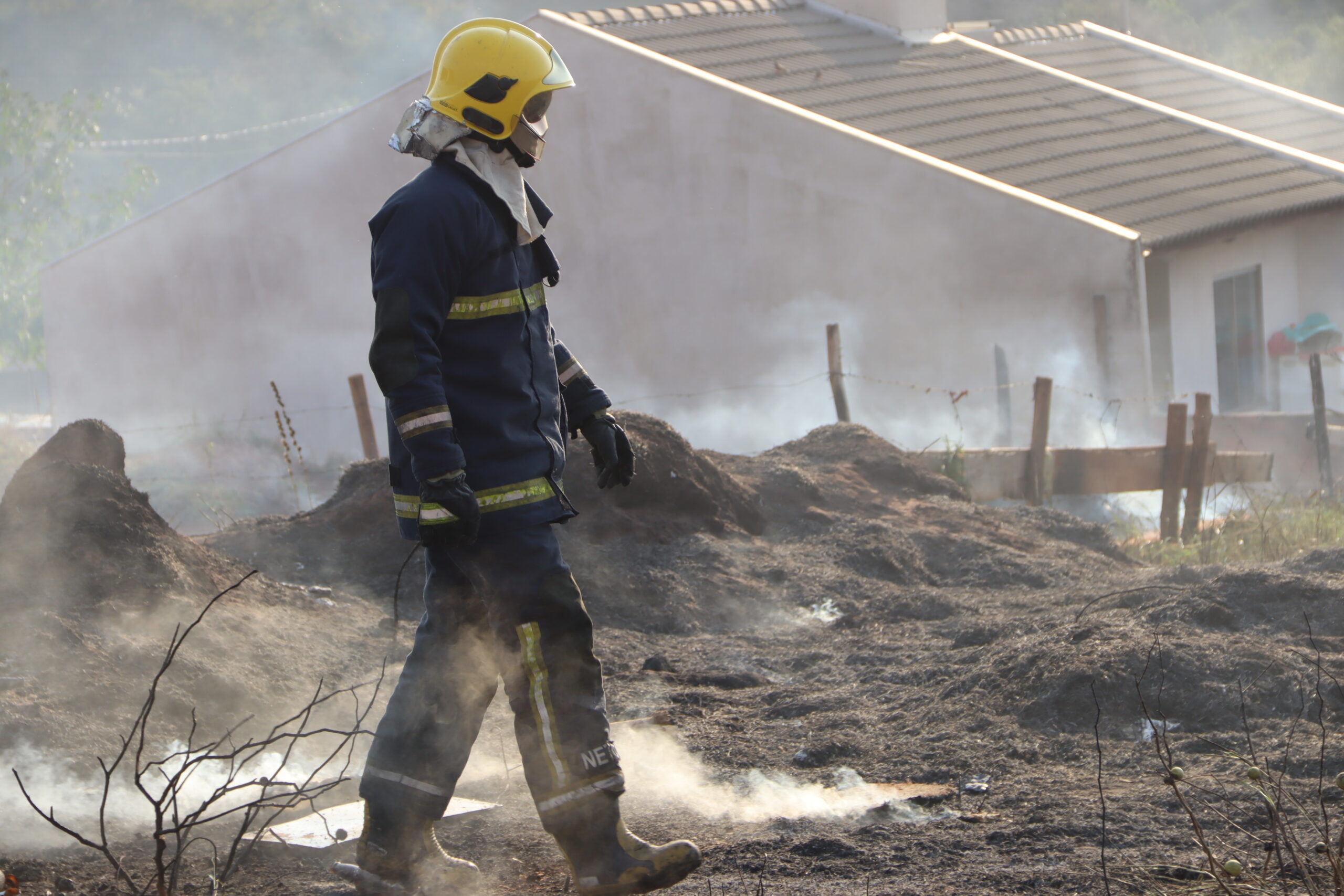 Jornal Ilustrado - Incêndio em terreno baldio assusta moradores do bairro Império do Sol em Umuarama