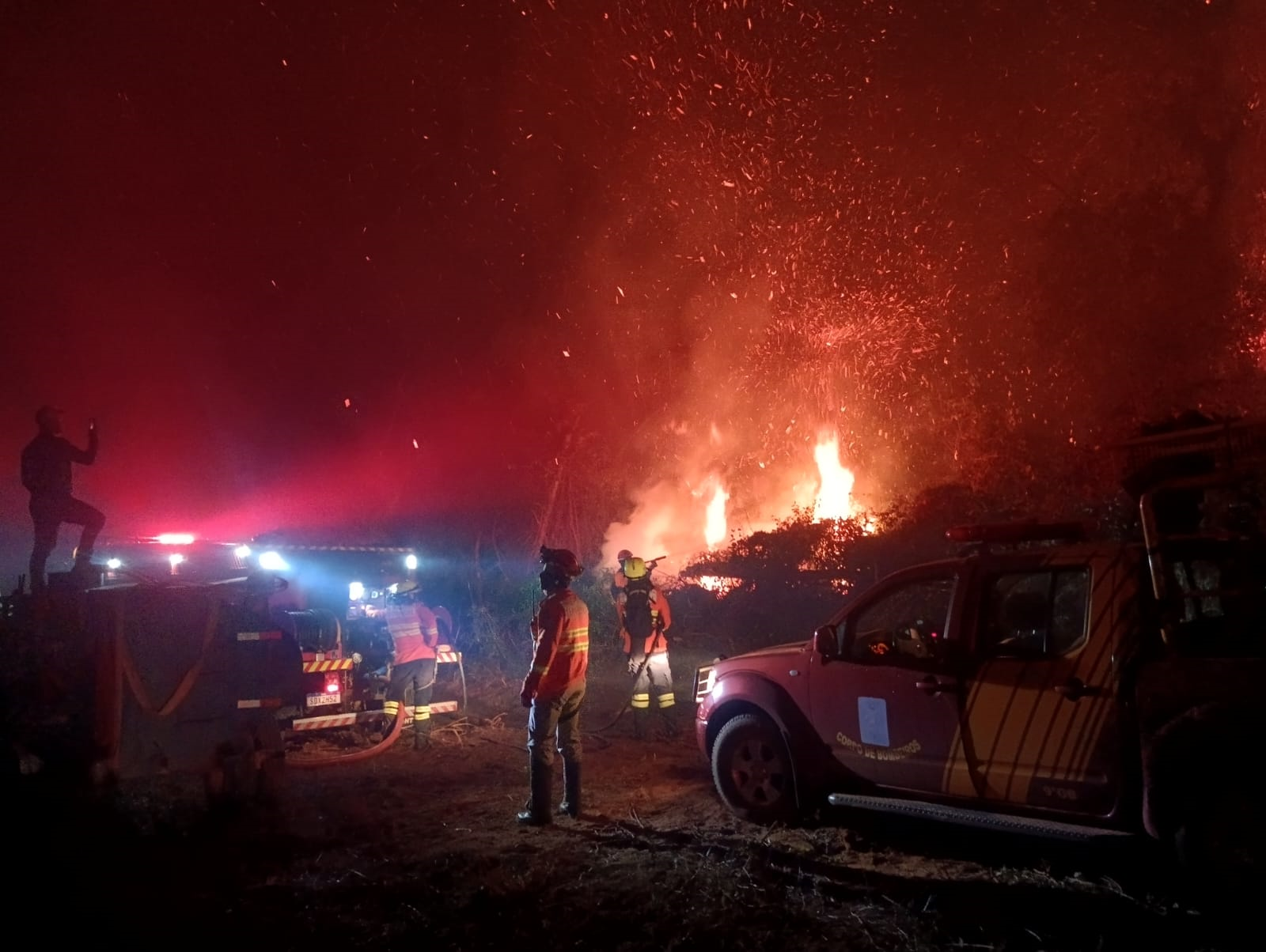 Jornal Ilustrado - Incêndio no Bosque do Índio em Umuarama ainda preocupa e desafia equipes de combate