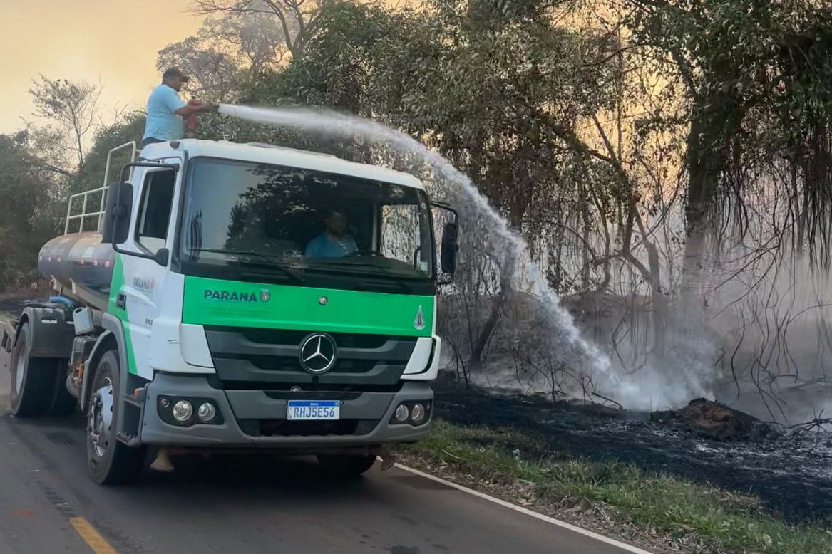 Jornal Ilustrado - O grande jornal do Noroeste do Paraná Jornal Ilustrado - Caminhões-pipa fornecidos pelo Estado ajudam a combater incêndio florestal em Cianorte