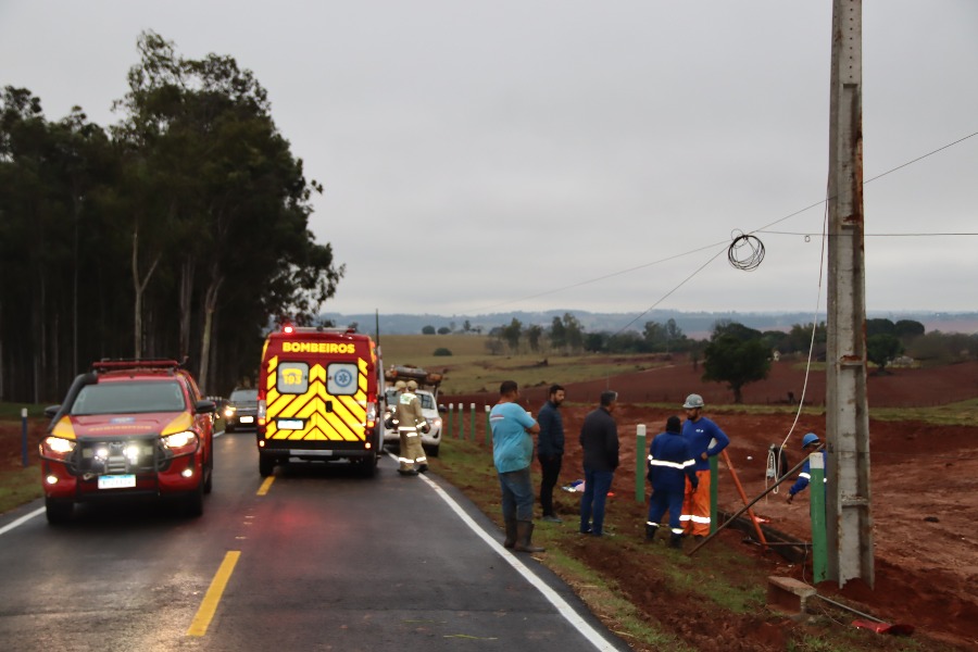 Poste cai e atinge perna de trabalhador na Estrada Esperança, em Umuarama 