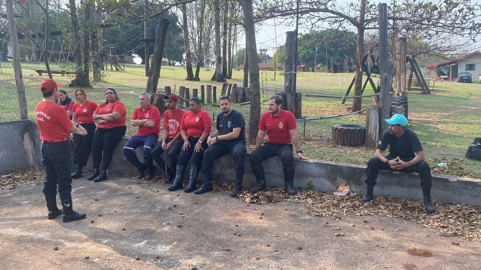 Jornal Ilustrado - O grande jornal do Noroeste do Paraná Jornal Ilustrado - Bombeiros treinam voluntários da Defesa Civil para o combate a incêndios ambientais
