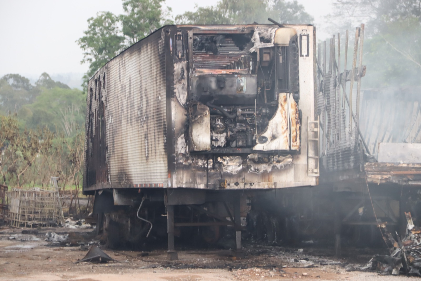 Jornal Ilustrado - Incêndio de grandes proporções destrói seis carretas em pátio de empresa na PR-323 