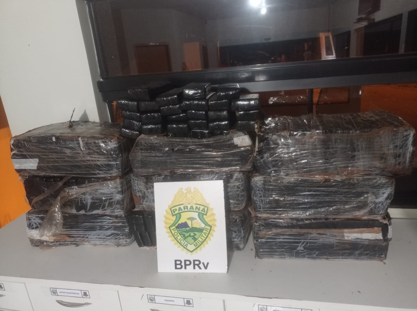 Jornal Ilustrado - PRF apreende veículo roubado com 196 kg de maconha e prende condutor na PR-323 
