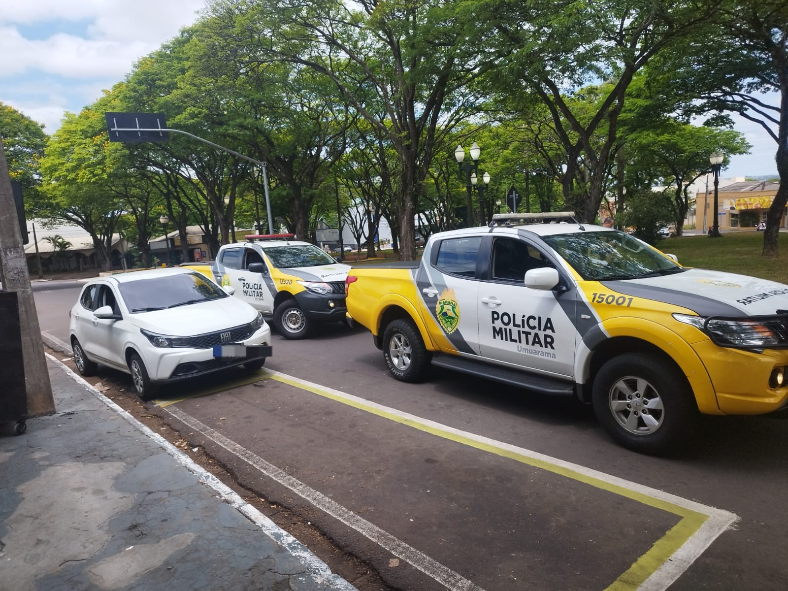 Condutora embriagada causa acidente de trânsito na Praça Anchieta, em Umuarama