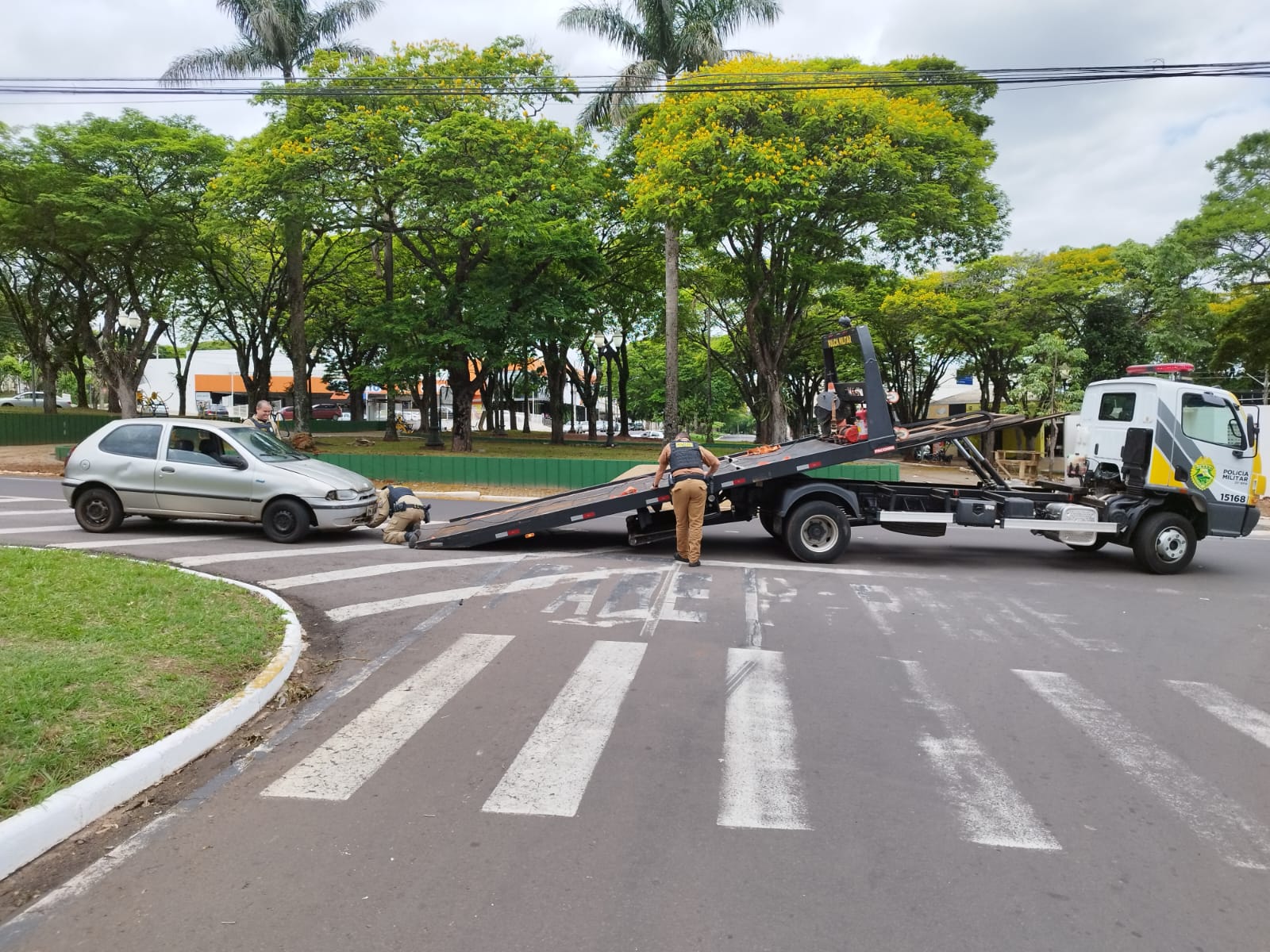 Jornal Ilustrado - O grande jornal do Noroeste do Paraná Jornal Ilustrado - Condutora embriagada causa acidente de trânsito na Praça Anchieta, em Umuarama