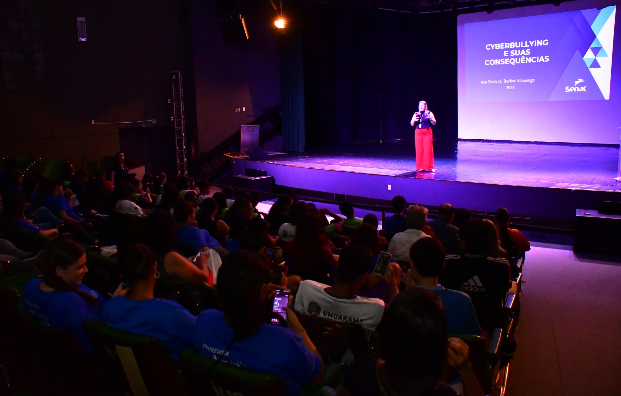 Jornal Ilustrado - Combate ao cyberbullying é tema de palestra no teatro do Centro Cultural Vera Schubert