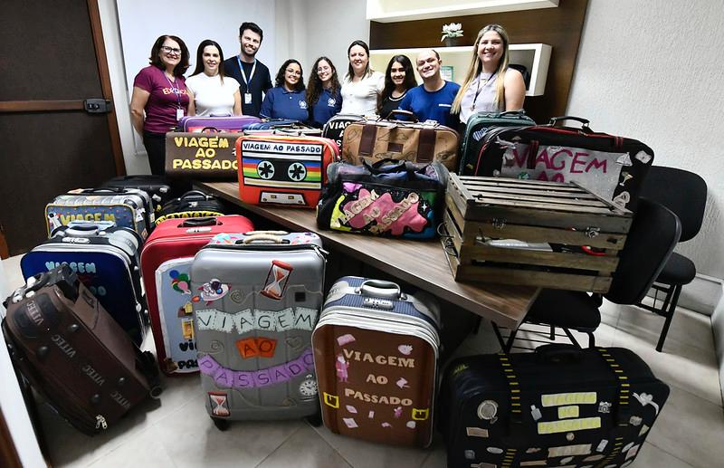 Jornal Ilustrado - Curso de Pedagogia da UniALFA doa 23 malas para escolas municipais, elaboradas no projeto de extensão: “Viagem ao Passado”