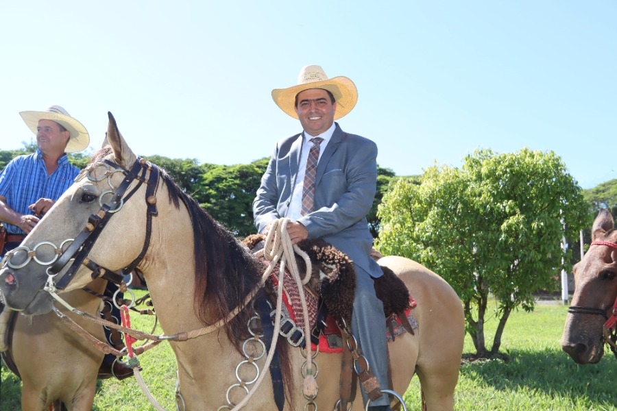 Novo prefeito de Tapejara, Ronaldo Adriano chega a caráter para a posse