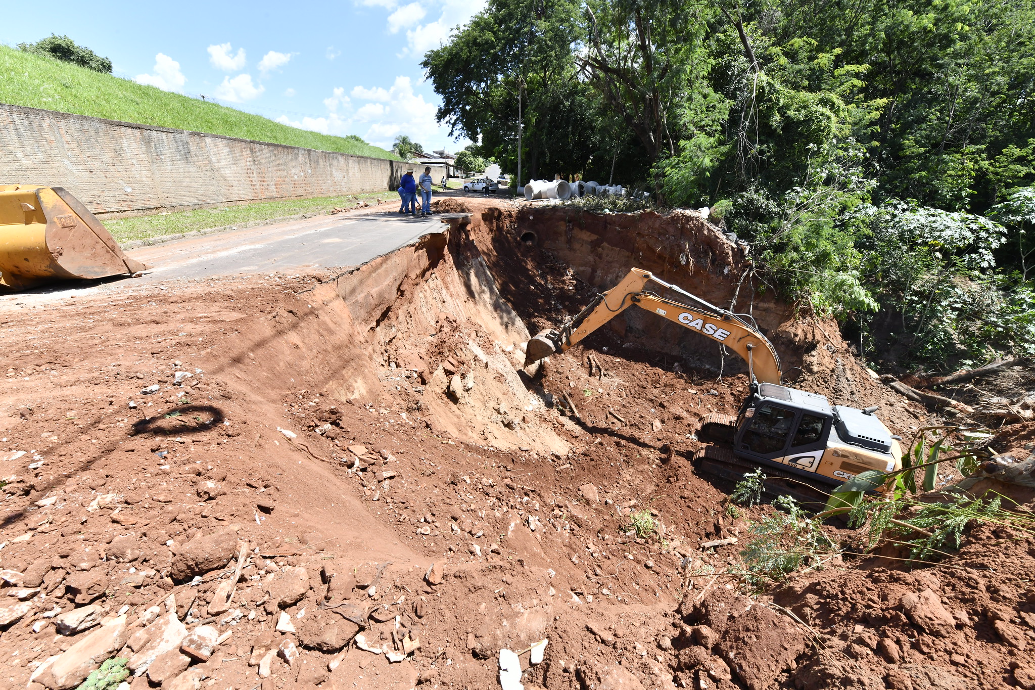 Jornal Ilustrado - Prefeitura inicia recuperação de foco erosivo na avenida de acesso ao Pq. Industrial