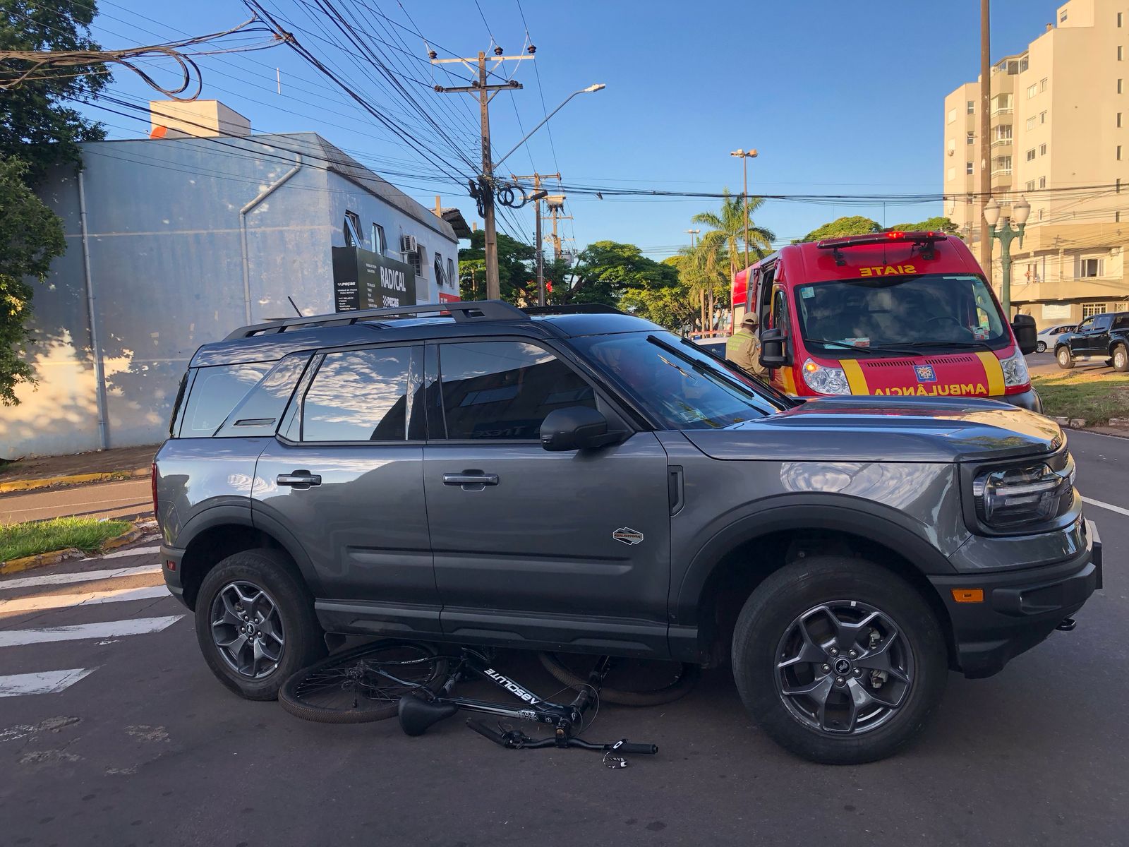 Jornal Ilustrado - Adolescente em bicicleta fica ferido após ser atingido por carro em Umuarama  