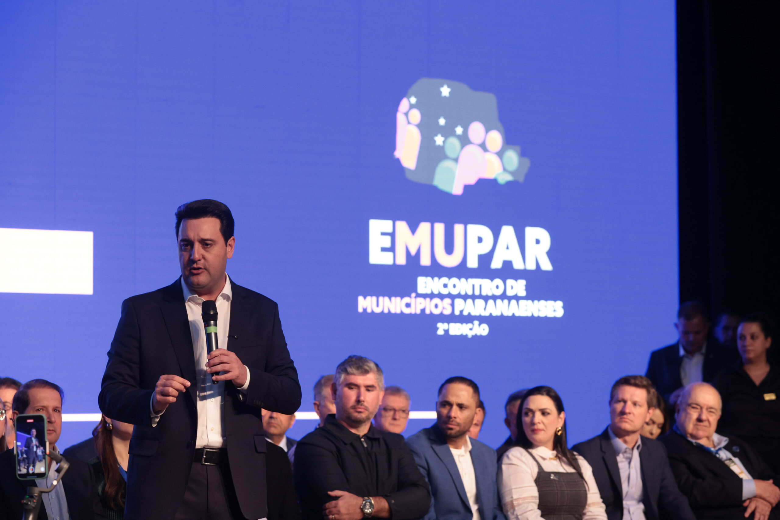Jornal Ilustrado - Governador destaca parceria com municípios na posse da nova diretoria da AMP