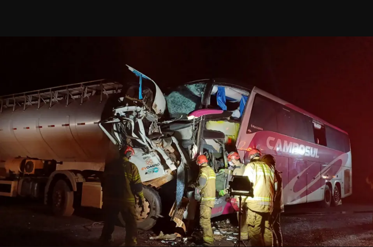 Colisão frontal entre ônibus e caminhão deixa três mortos na BR-272, em Campo Mourão 