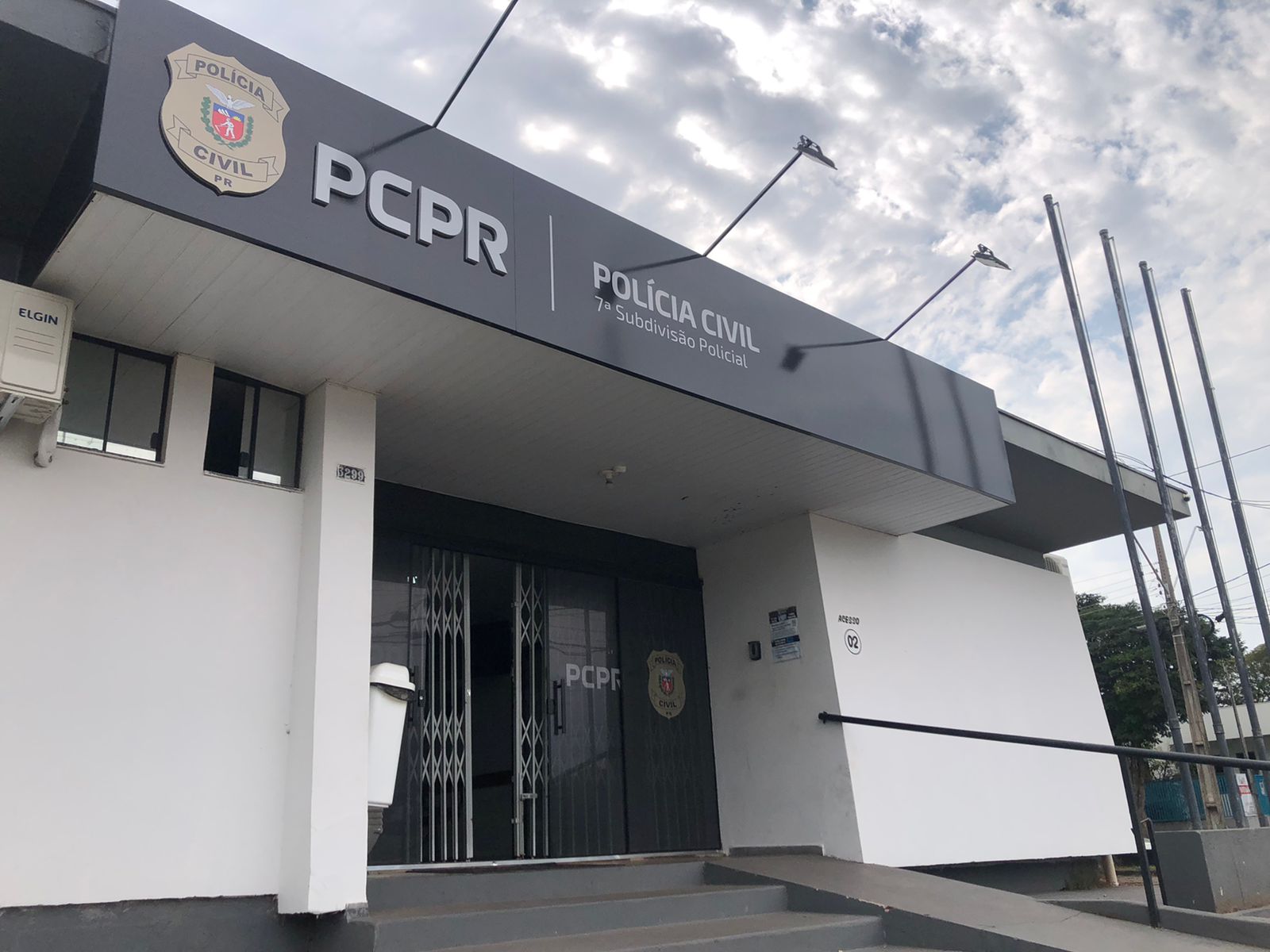 Durante cumprimento de mandado, mulher de investigado toma arma de policial e efetua disparo