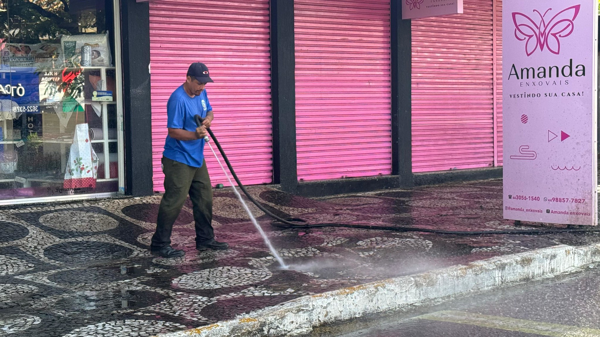 Jornal Ilustrado - Equipes da Prefeitura realizam limpeza completa nas calçadas da avenida Paraná