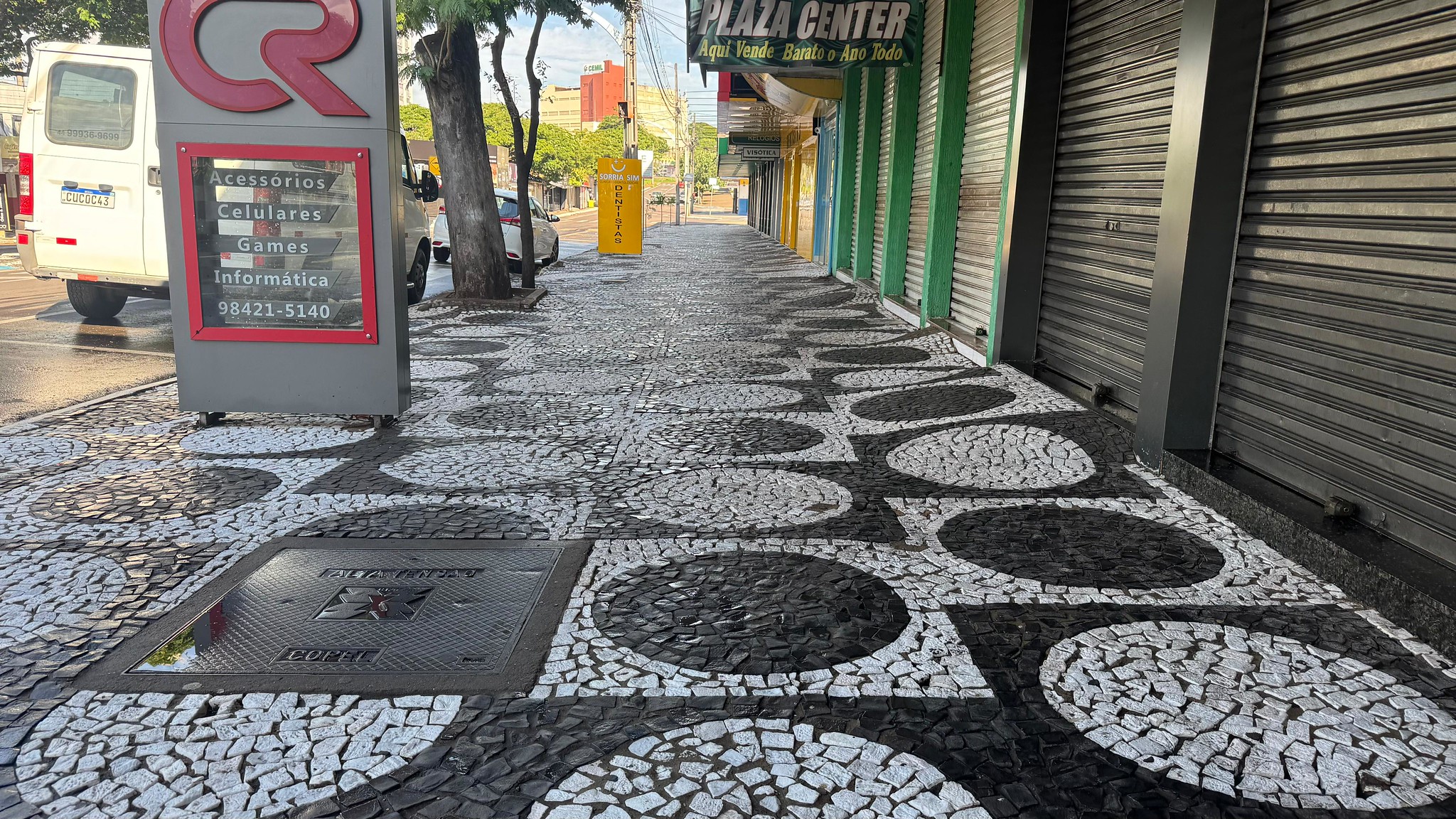 Jornal Ilustrado - Equipes da Prefeitura realizam limpeza completa nas calçadas da avenida Paraná