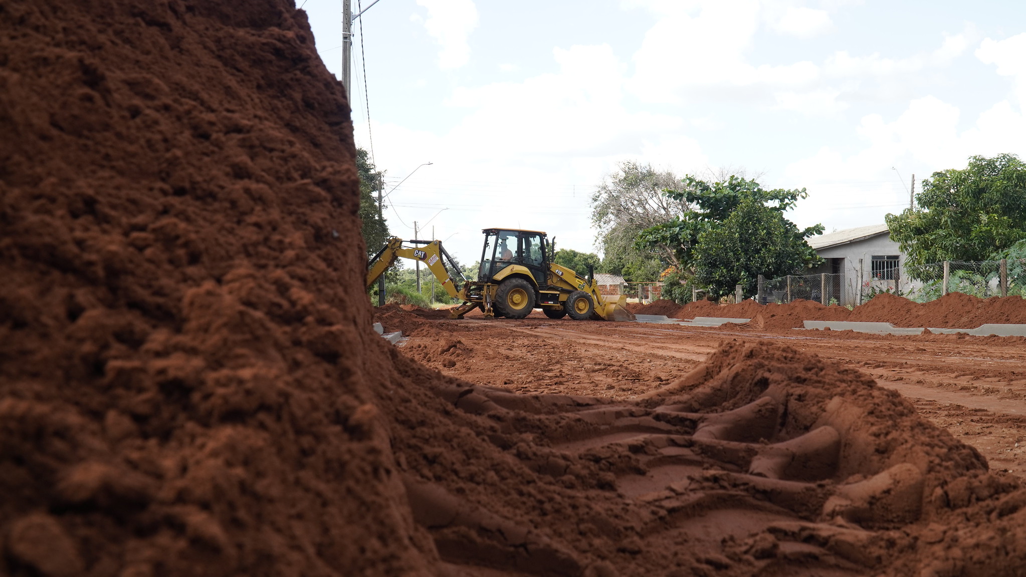 Pavimentação é retomada em Santa Eliza e previsão de conclusão é de dois meses