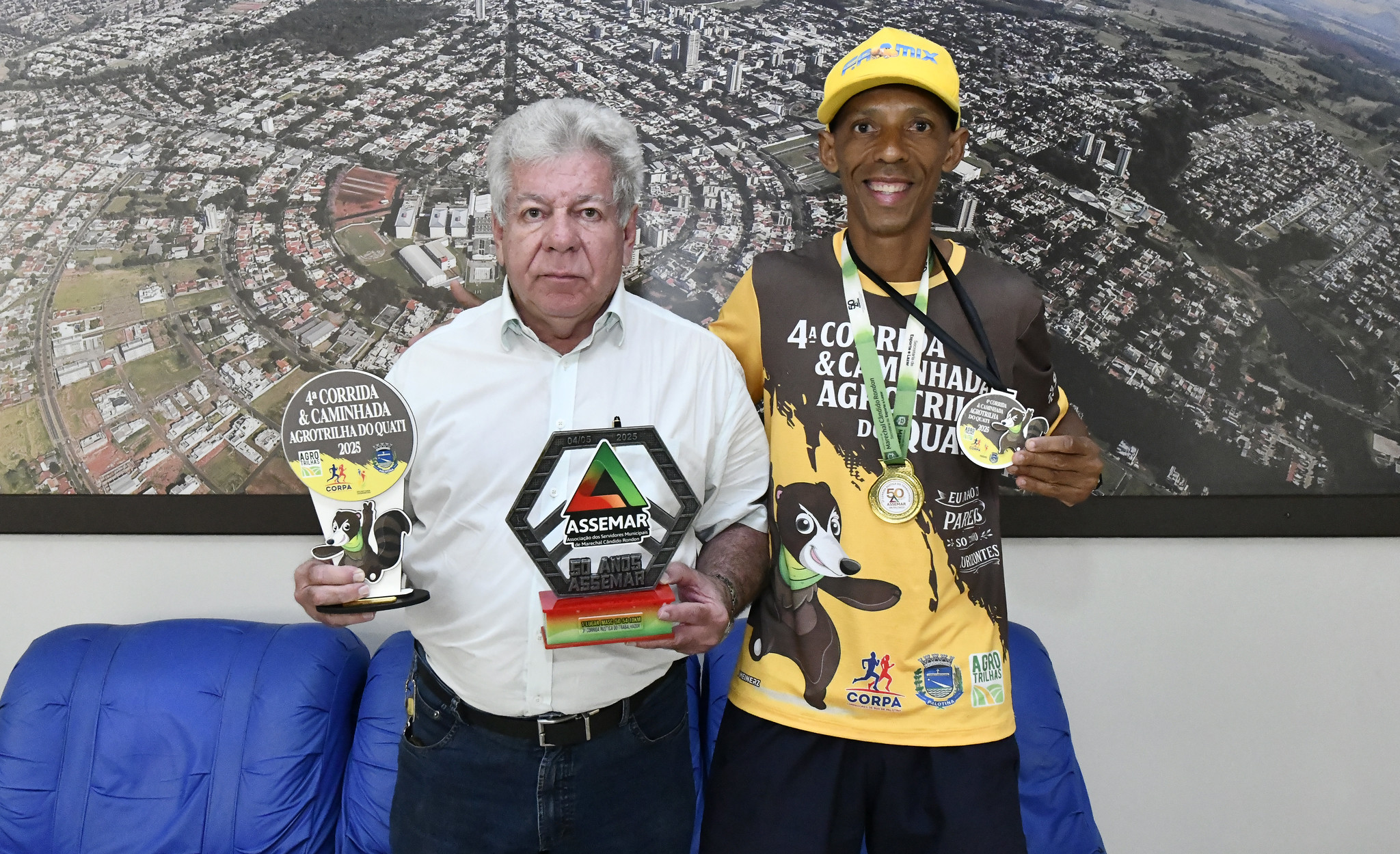 Jornal Ilustrado - Servidor municipal, atleta comemora conquistas e apresenta troféus ao prefeito Scanavaca