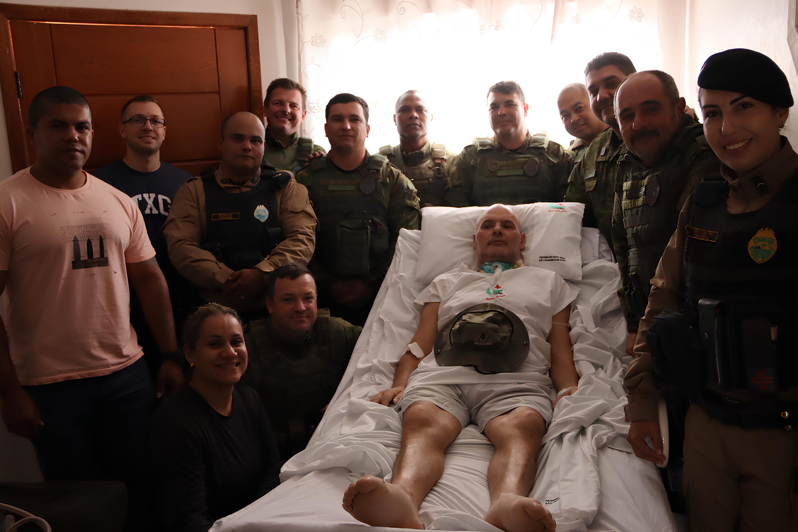 Jornal Ilustrado - Policiais fazem homenagem a sargento que recebeu alta após mais de 70 dias internado