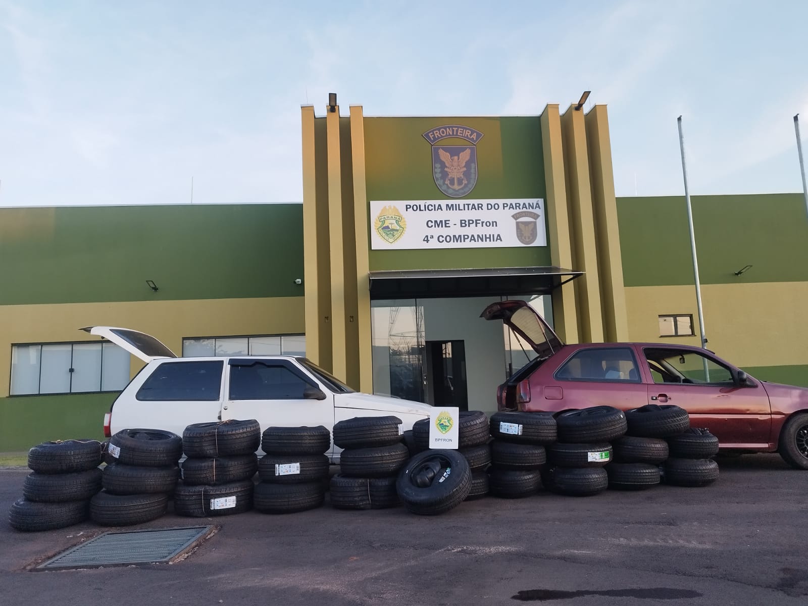 Batalhão de Polícia de Fronteira apreende veículos carregados com pneus contrabandeados na PR-323