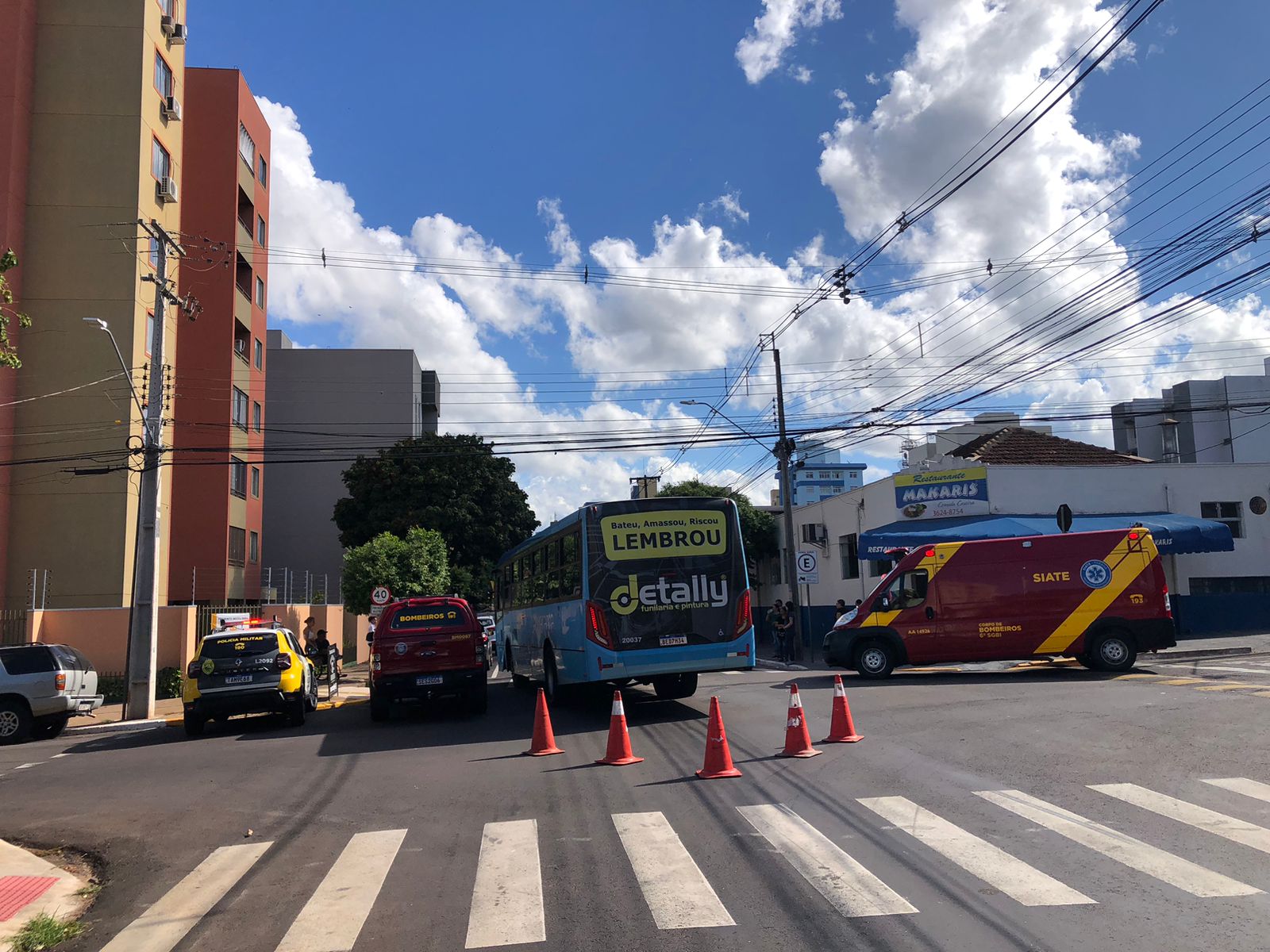Jornal Ilustrado - Colisão entre ônibus e carro deixa passageira ferida em cruzamento de Umuarama 