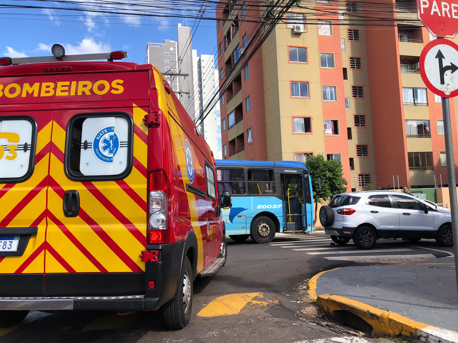 Jornal Ilustrado - Colisão entre ônibus e carro deixa passageira ferida em cruzamento de Umuarama 