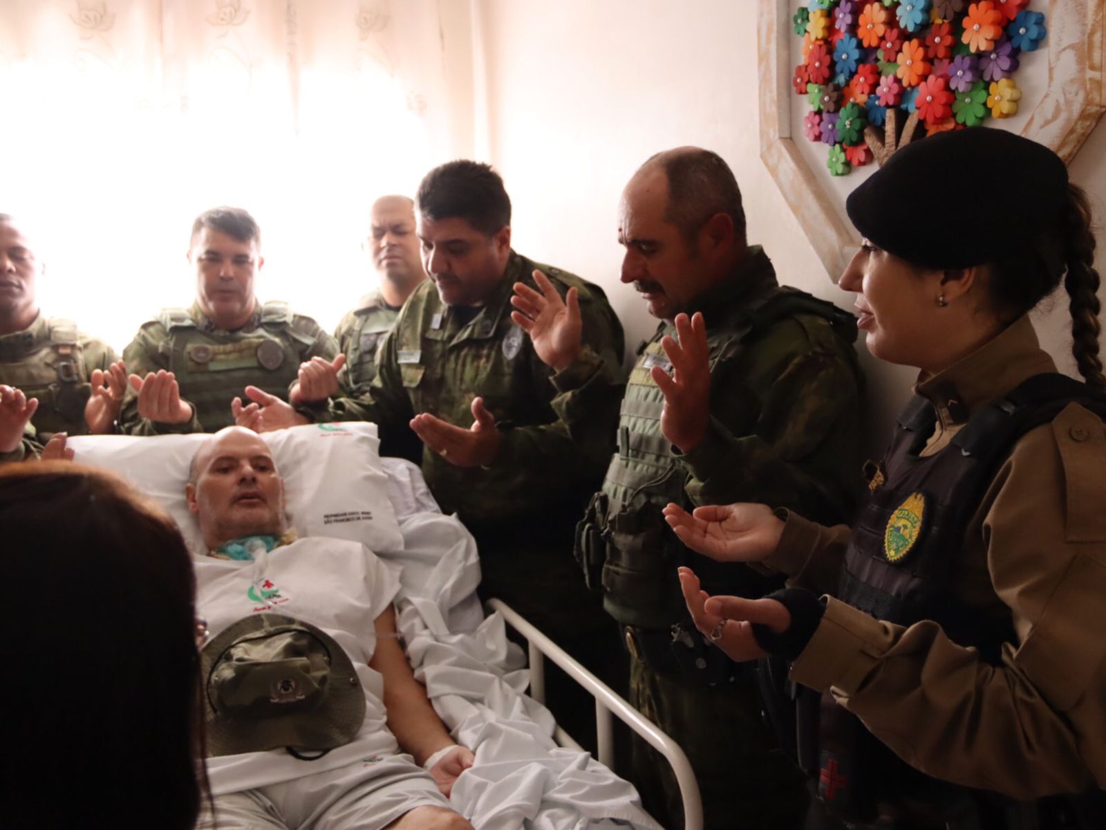 Jornal Ilustrado - Policiais fazem homenagem a sargento que recebeu alta após mais de 70 dias internado