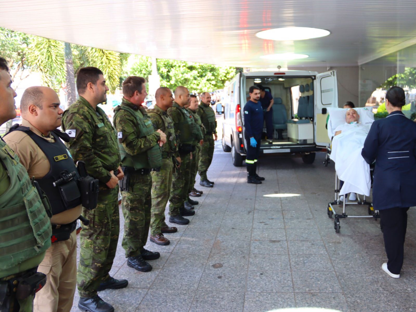 Jornal Ilustrado - Policiais fazem homenagem a sargento que recebeu alta após mais de 70 dias internado
