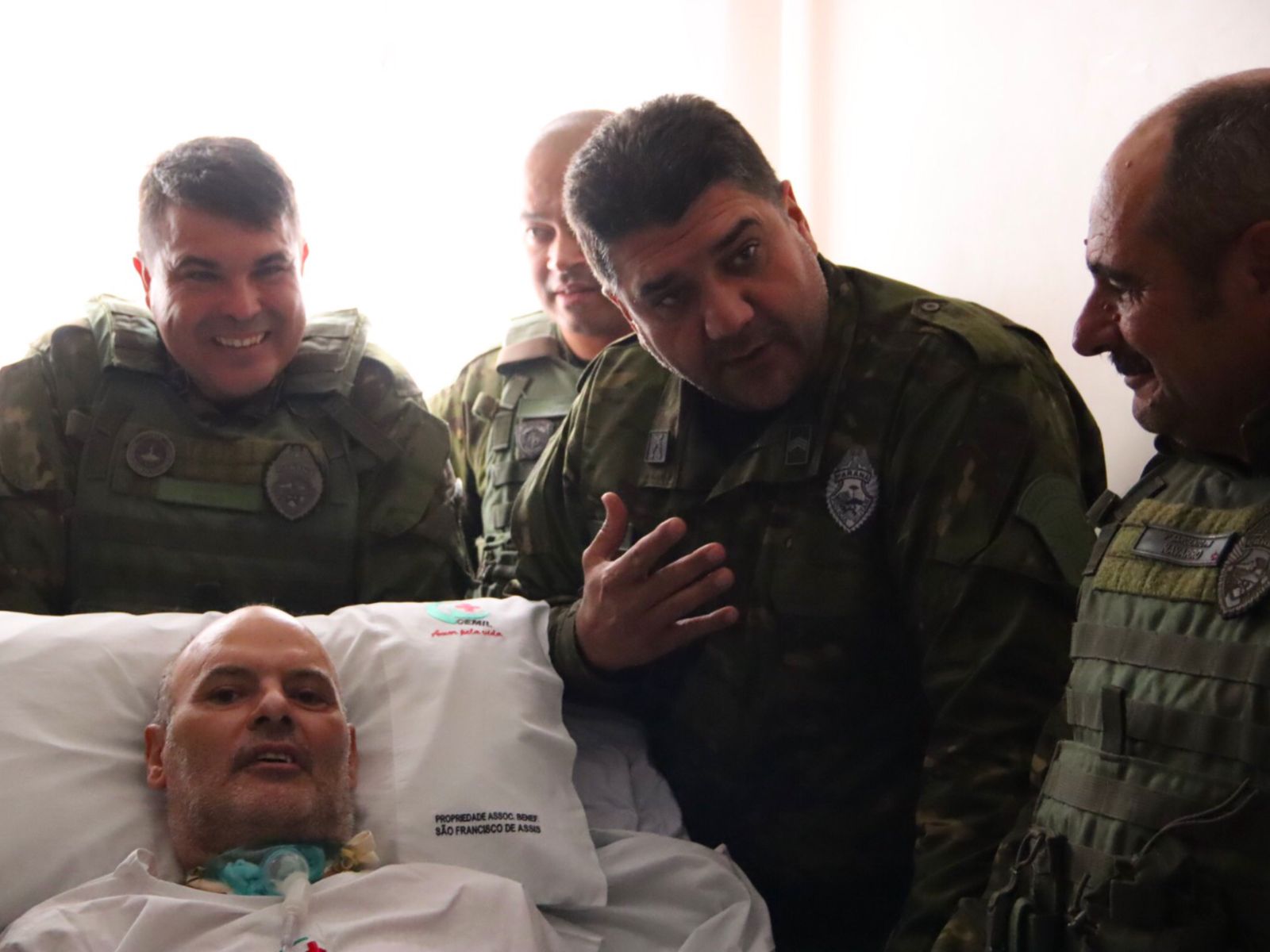 Jornal Ilustrado - Policiais fazem homenagem a sargento que recebeu alta após mais de 70 dias internado