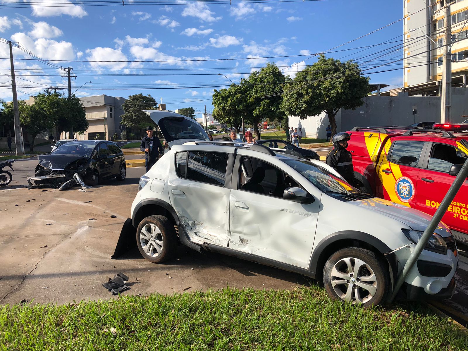 Jornal Ilustrado - Homem fica ferido após acidente no cruzamento das avenidas Ângelo Moreira da Fonseca e Amapá  