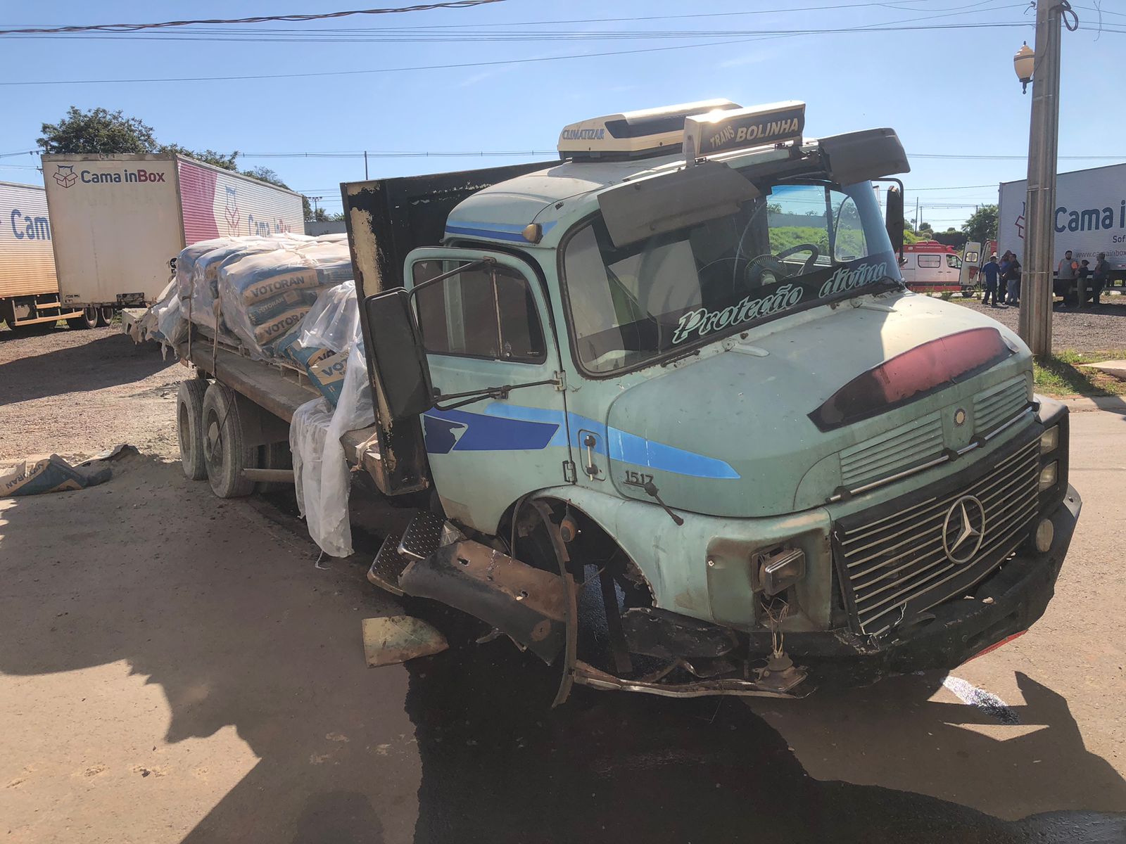 Jornal Ilustrado - O grande jornal do Noroeste do Paraná Jornal Ilustrado - Colisão envolvendo ambulância, caminhão e carro deixa um morto e três em estado grave na PR-323