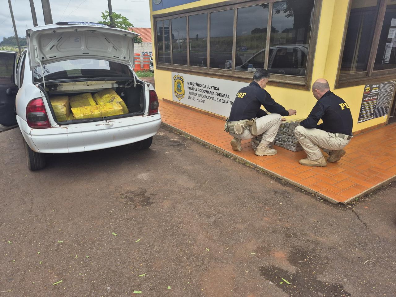 Veículo roubado em Umuarama é apreendido com quase 300 kg de maconha na BR-163