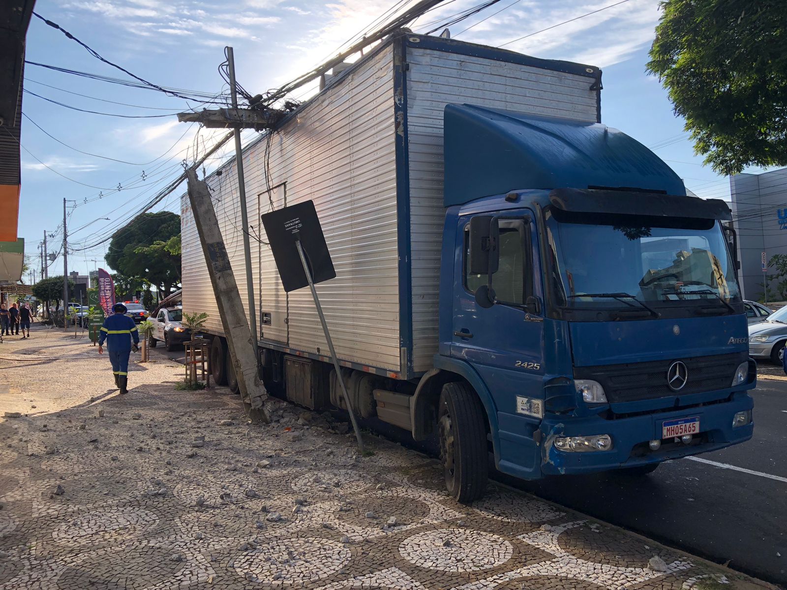 Jornal Ilustrado - Caminhão desgovernado atinge poste e causa transtorno no trânsito de Umuarama 