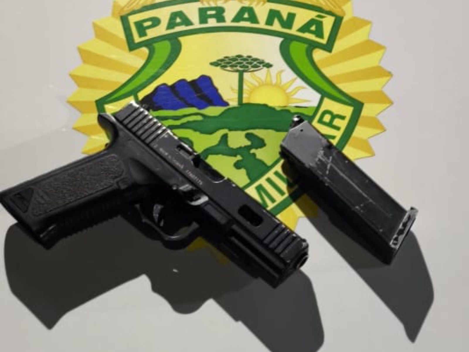 Jornal Ilustrado - Homem é flagrado com simulacro de arma de fogo no Parque Daniele, em Umuarama