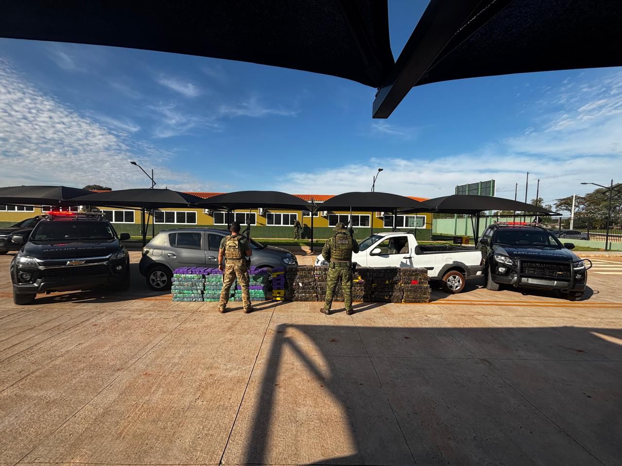 Jornal Ilustrado - Quase 800 kg de maconha são apreendidos em Cafezal do Sul; droga estava em carros roubados