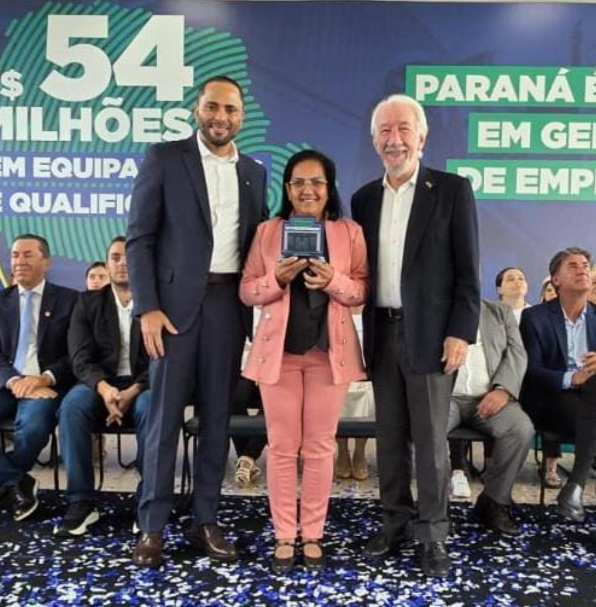 Jornal Ilustrado - Agência do Trabalhador de Alto Piquiri fica em primeiro lugar no Paraná e recebe prêmio
