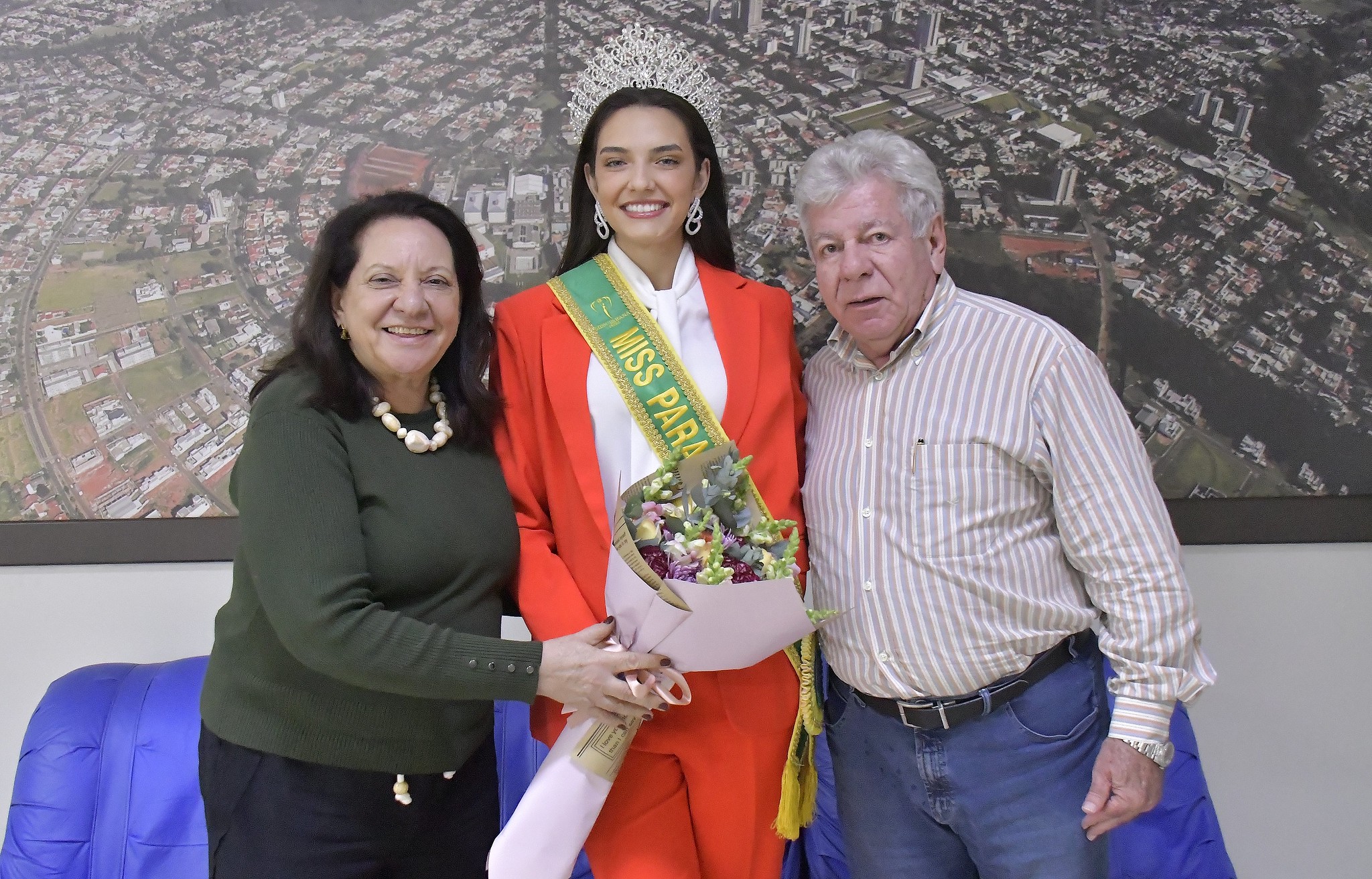 Jornal Ilustrado - Umuaramense vencedora do Miss Paraná Terra 2025 visita o prefeito Scanavaca