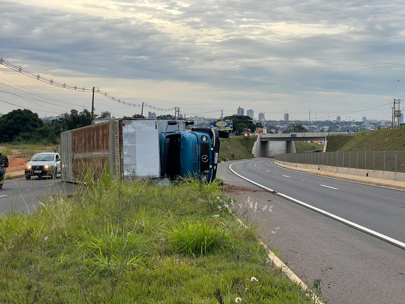 Caminhão carregado com sofás tomba na PR-323, em Umuarama 