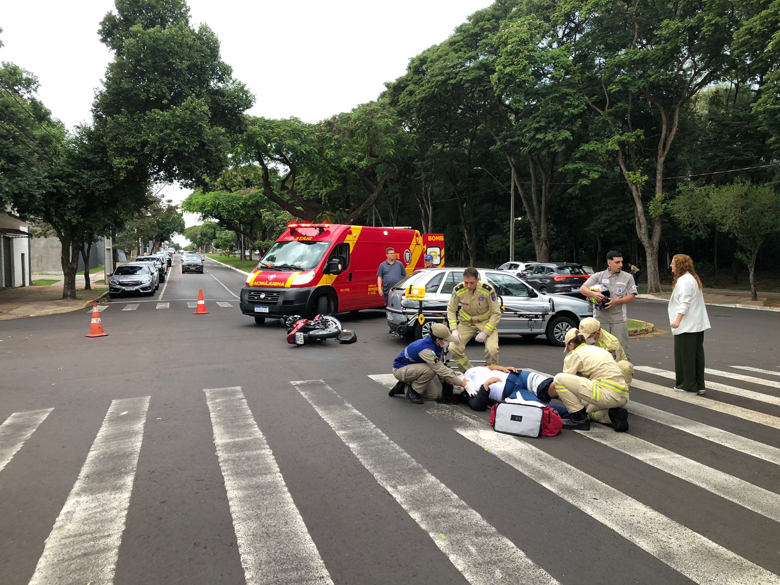 Acidente entre carro e moto deixa jovem ferida no cruzamento da Maranhão com a Castelo Branco