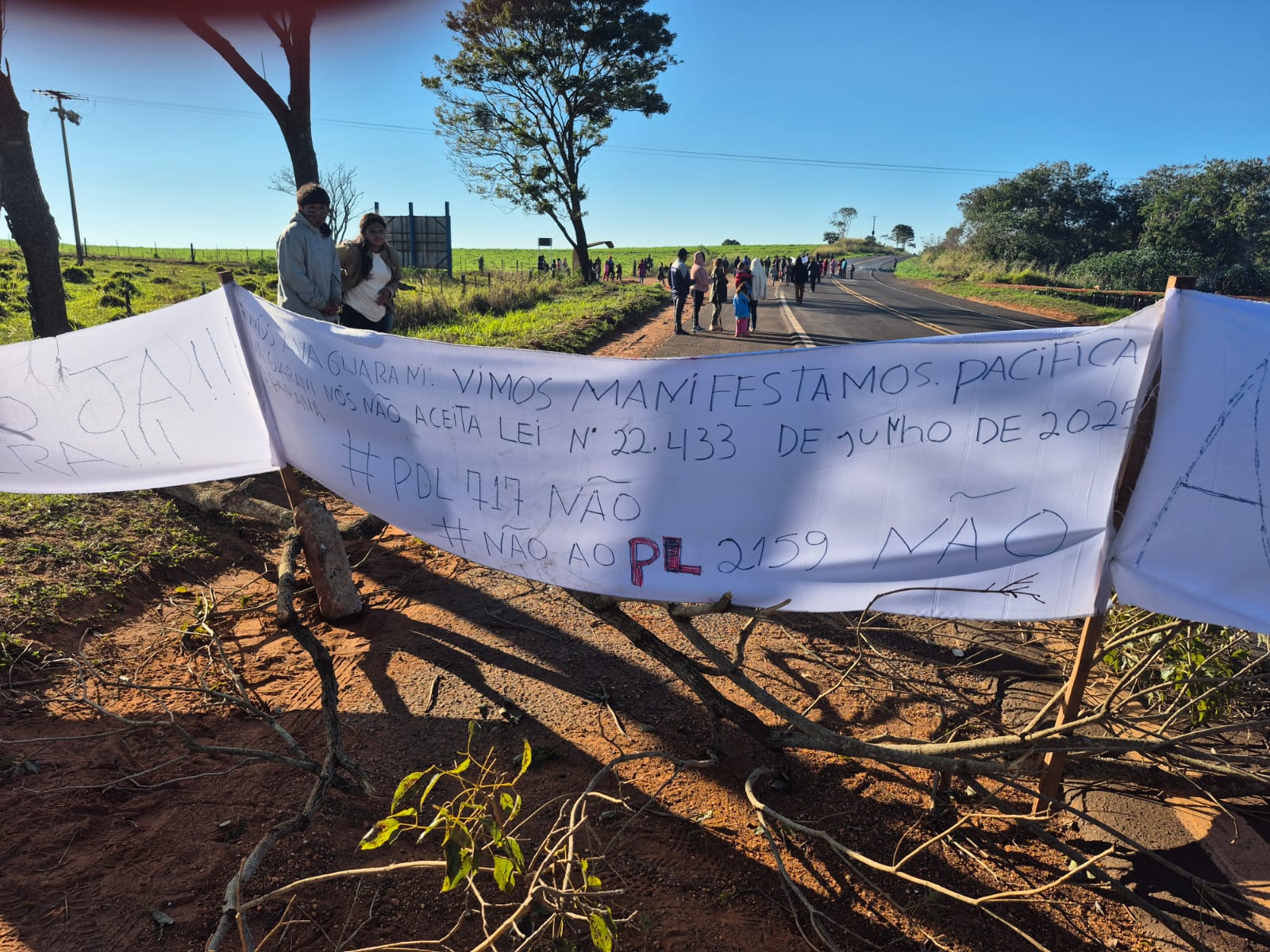 Jornal Ilustrado - Indígenas bloqueiam rodovia no oeste do Paraná em protesto por demarcação de terras
