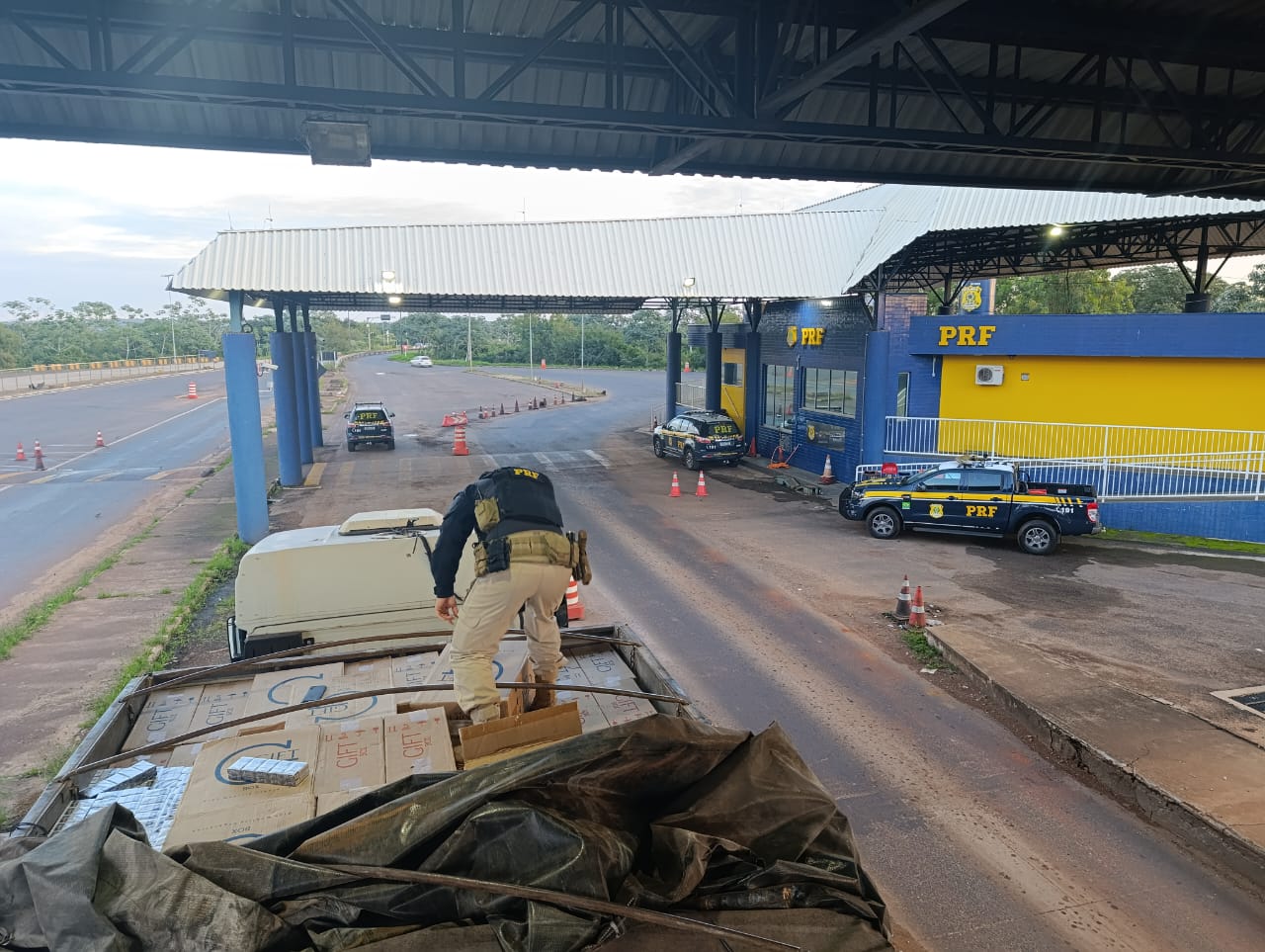 PRF apreende 600 mil maços de cigarros contrabandeados na BR-163, em Guaíra