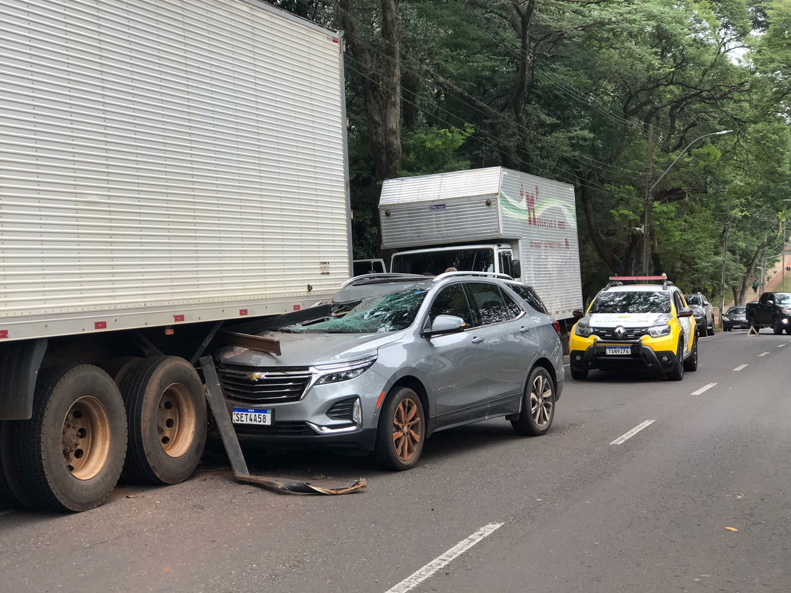 Jornal Ilustrado - Idoso fica ferido após colidir SUV contra caminhão estacionado em Umuarama