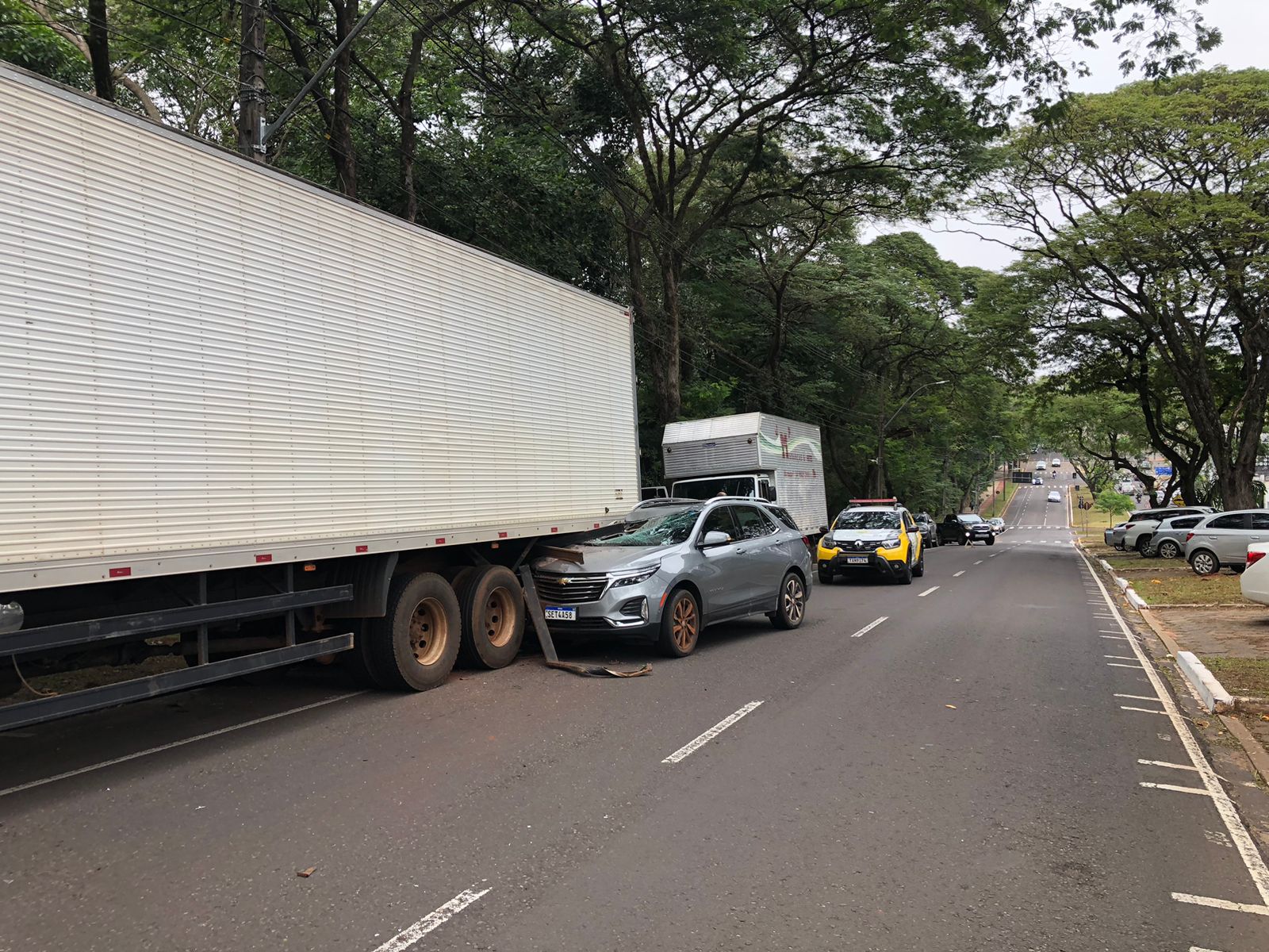 Jornal Ilustrado - Idoso fica ferido após colidir SUV contra caminhão estacionado em Umuarama