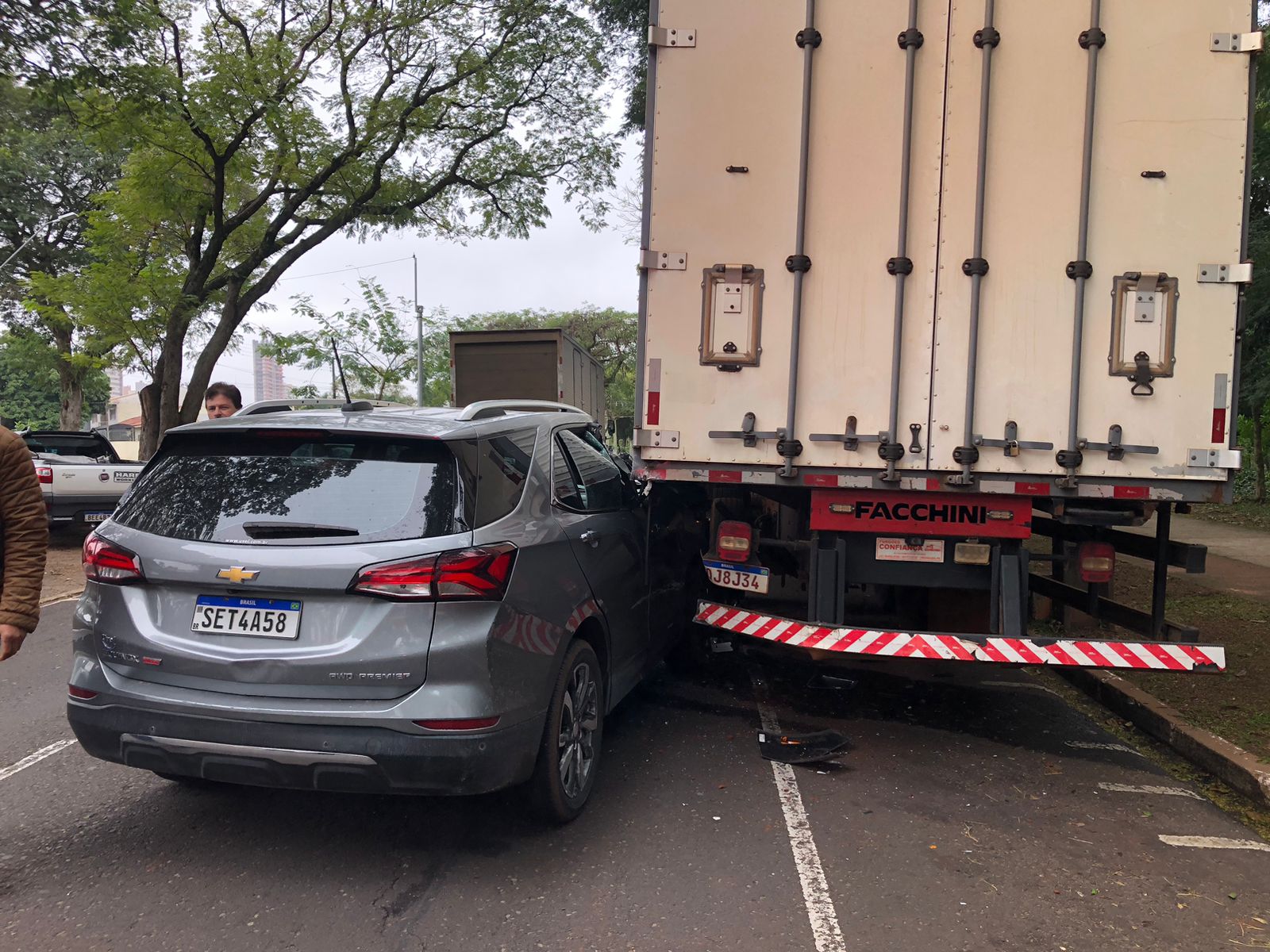Jornal Ilustrado - Idoso fica ferido após colidir SUV contra caminhão estacionado em Umuarama
