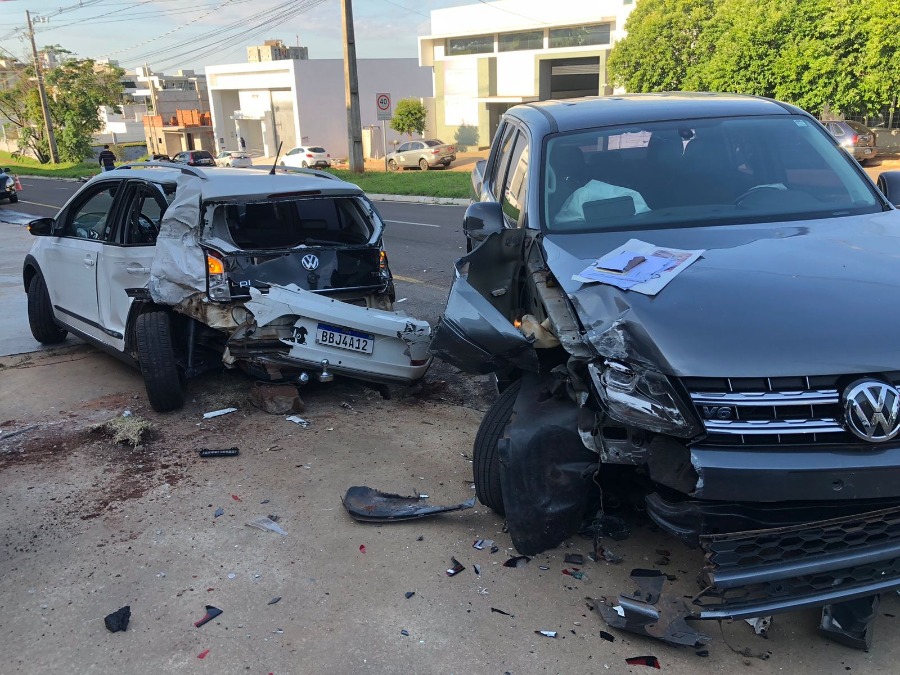 Colisão entre carro e caminhonete deixa dois feridos na avenida Rio Grande do Sul, em Umuarama 