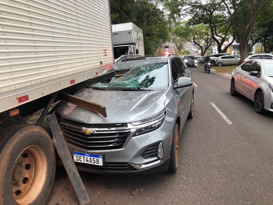 Idoso fica ferido após colidir SUV contra caminhão estacionado em Umuarama
