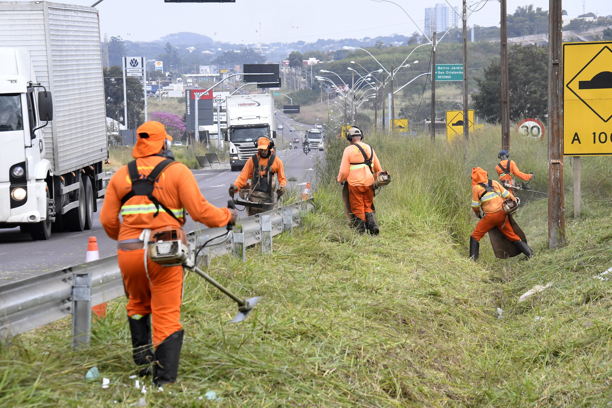 Roçada na PR-323 começa após meses de mato alto e reclamações