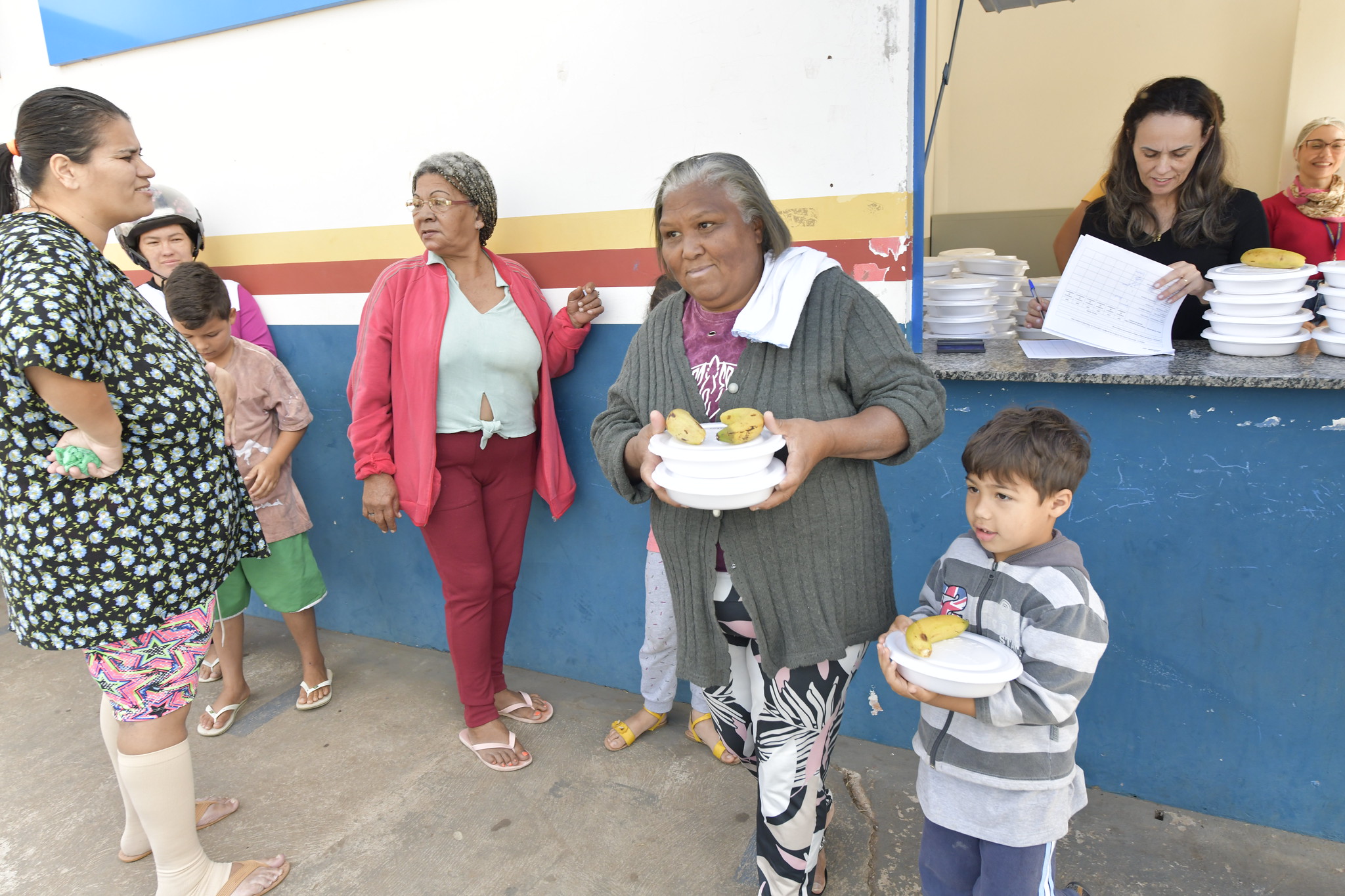 Jornal Ilustrado - O grande jornal do Noroeste do Paraná Jornal Ilustrado - Umuarama inicia entrega de marmitas para alunos da rede municipal durante as férias